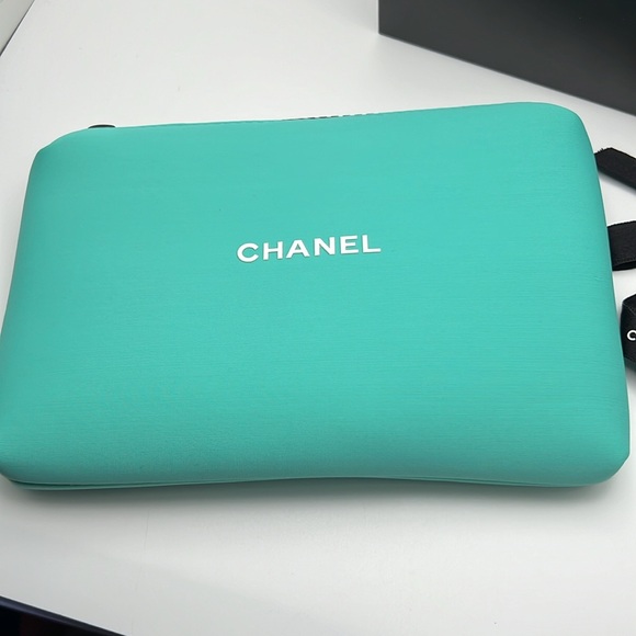 CHANEL Beauty Neoprene Cosmetic Bag CC Zipper Pull Charm Rare Tiffany Blue NWOT - Picture 12 of 17